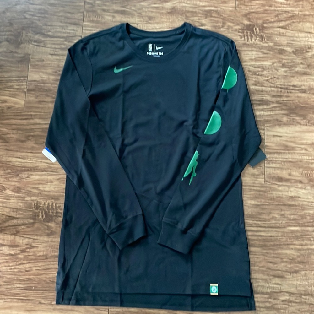 Brand New Nike Boston Celtics NBA Long Sleeve Black T Shirt Size Medium